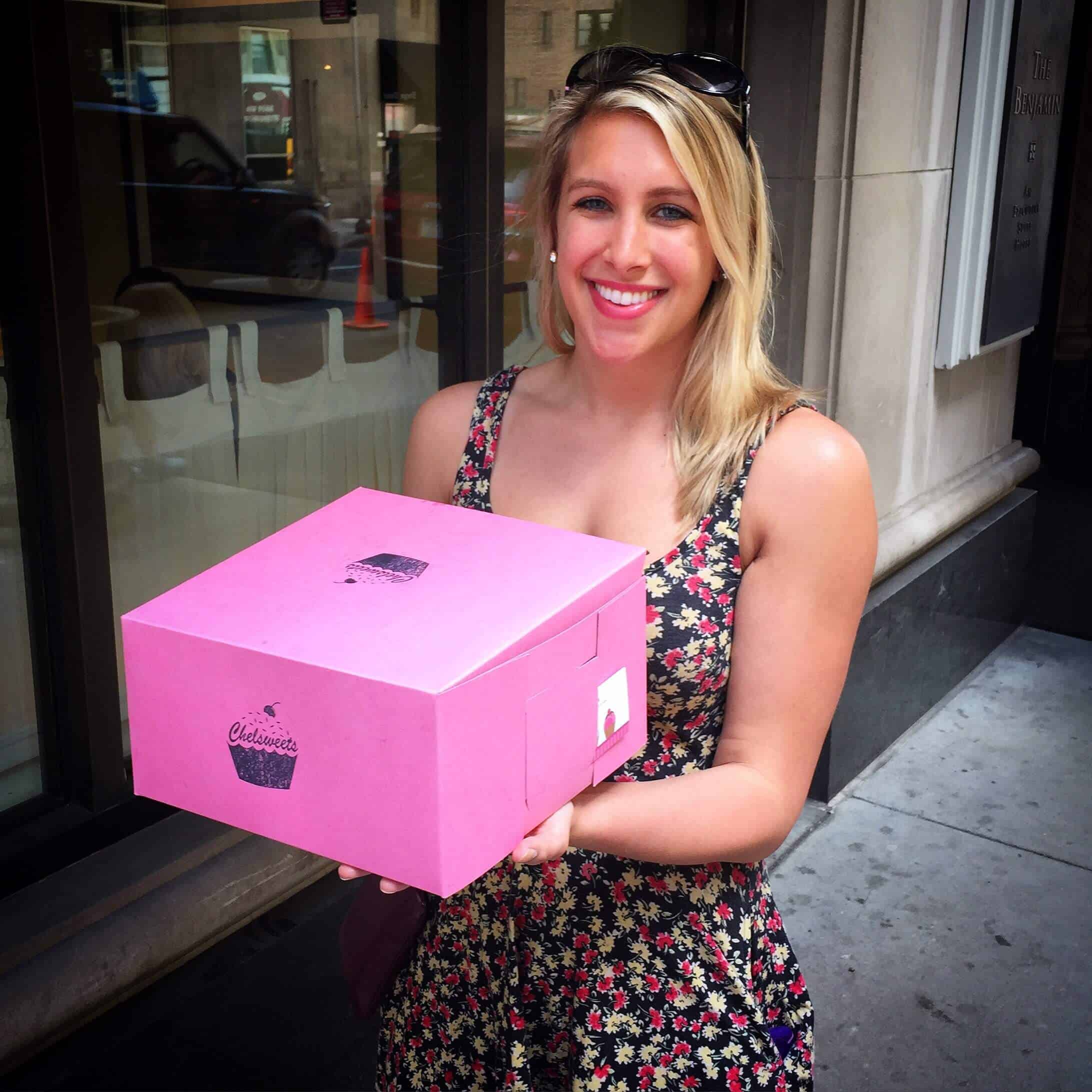 Chelsey White送蛋糕的图片