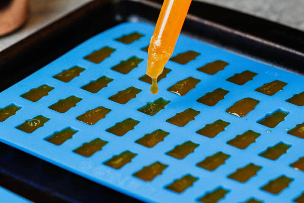 这是一个硅树脂模具被填充来制作DIY小熊软糖的图像