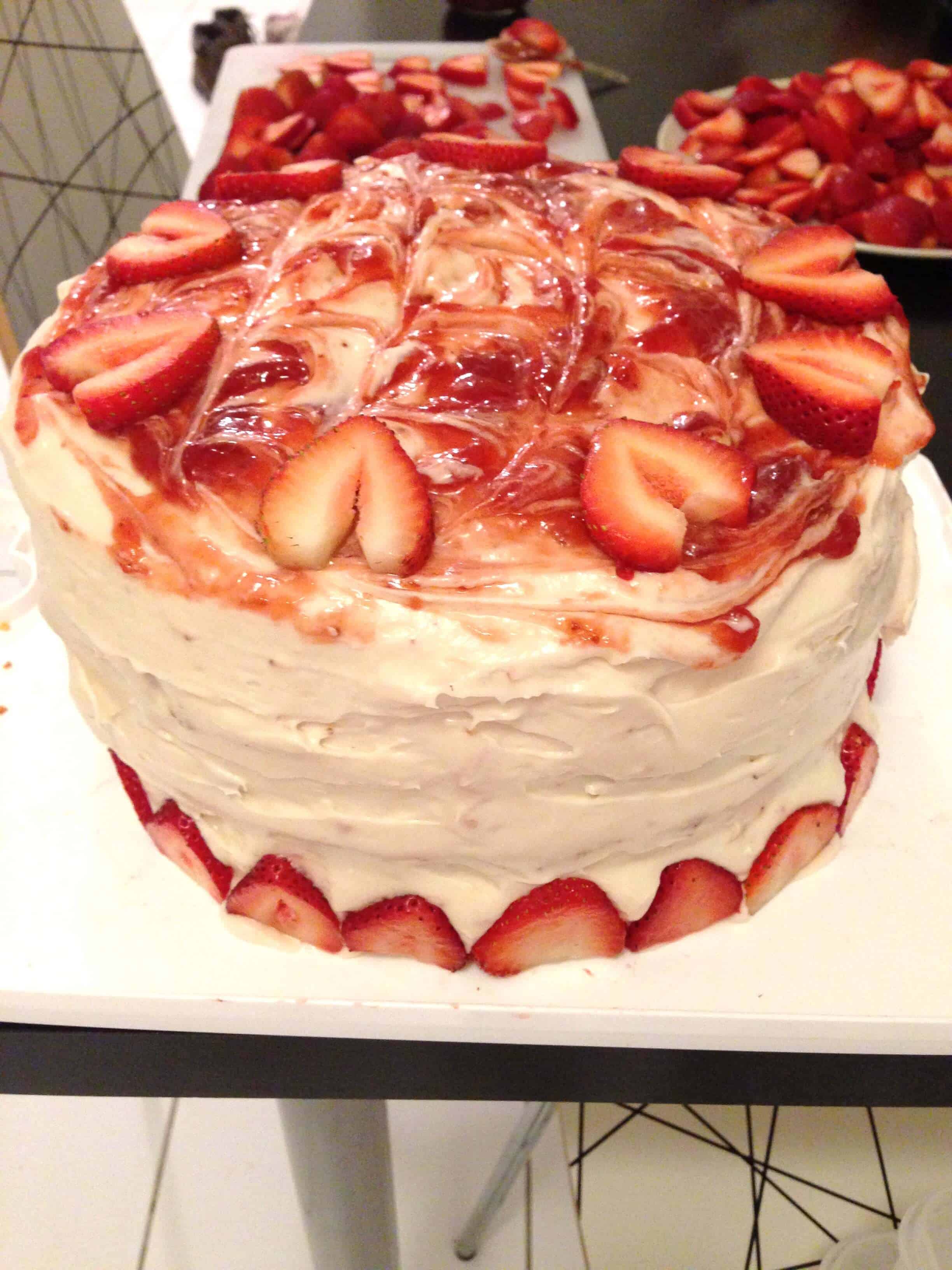 这是一个草莓香草蛋糕的图像