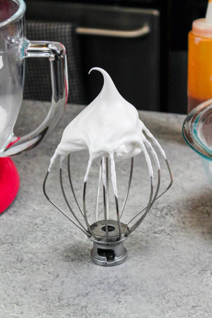 这是一个普通的法国蛋白酥皮被搅拌成法式马卡龙