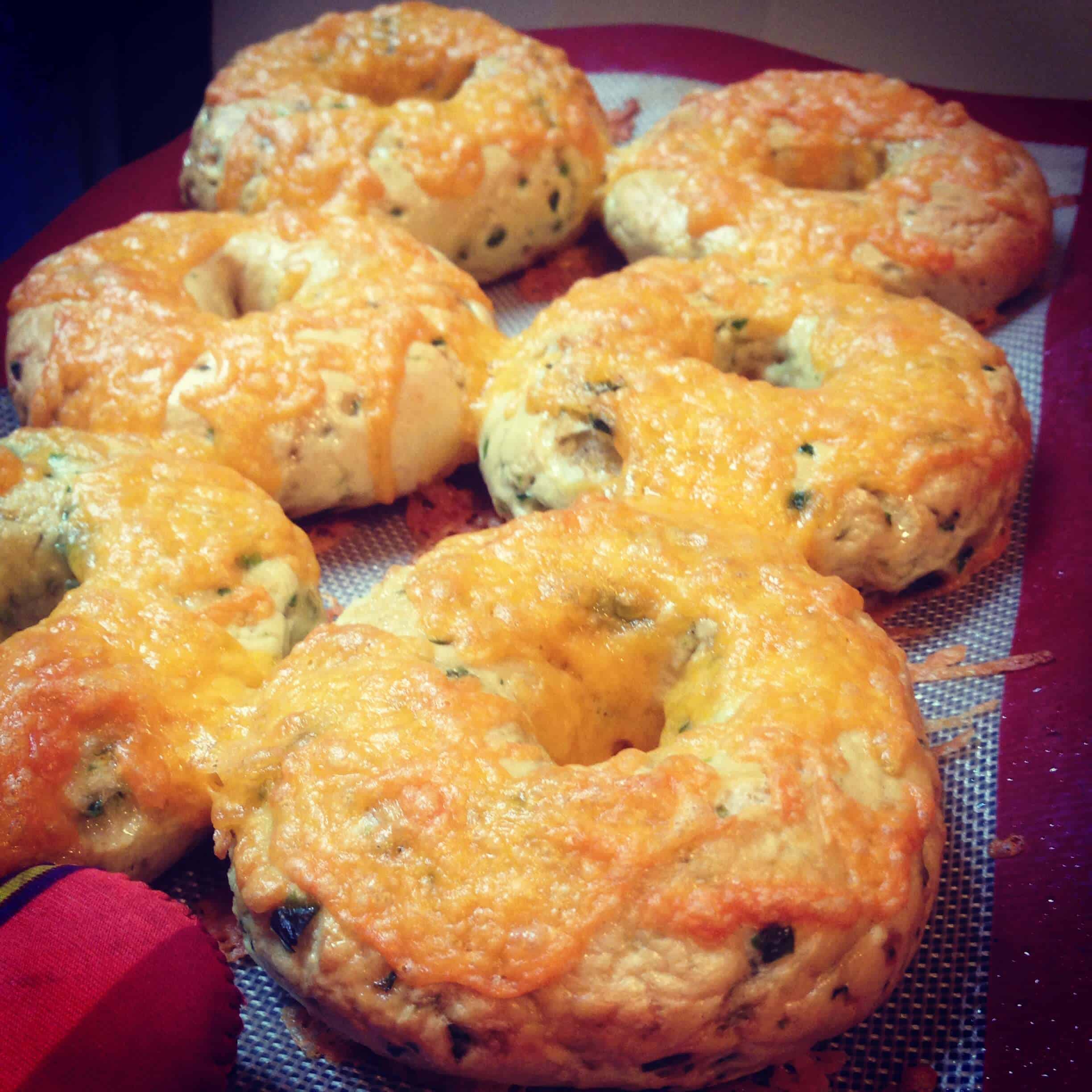 被拉扯从烤箱被拉出的Cheddar Jalapeno百吉卷照片