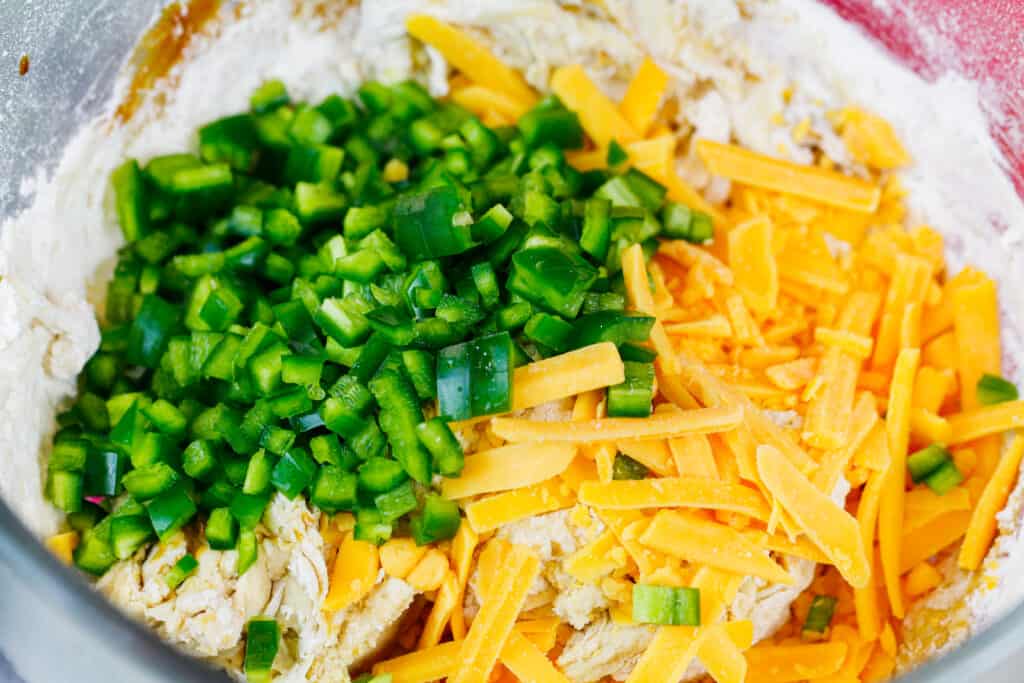 墨西哥胡椒切达面包圈面团即将混合的图像