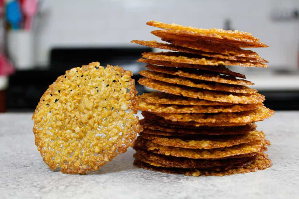 这是一堆薄薄的燕麦花边饼干