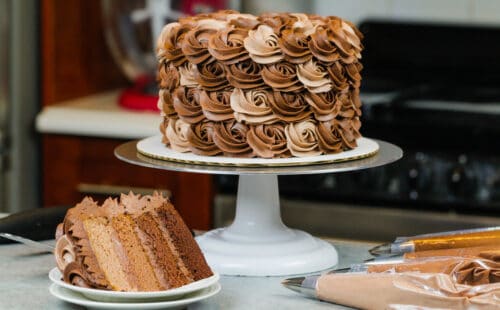 Ombre的巧克力蛋糕装饰着奶油玫瑰花的形象