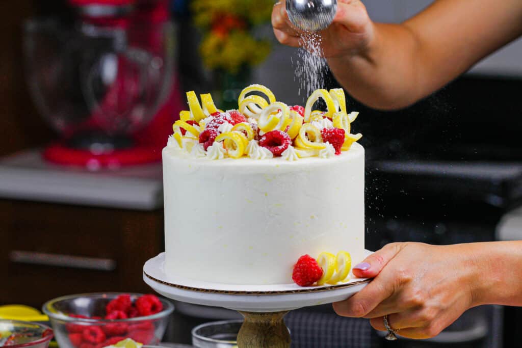 柠檬覆盆子层蛋糕上撒满了糖粉