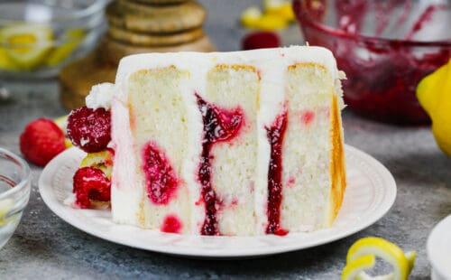 盘子里的一片柠檬rapsberry蛋糕，里面是覆盆子馅和柠檬奶油芝士糖霜