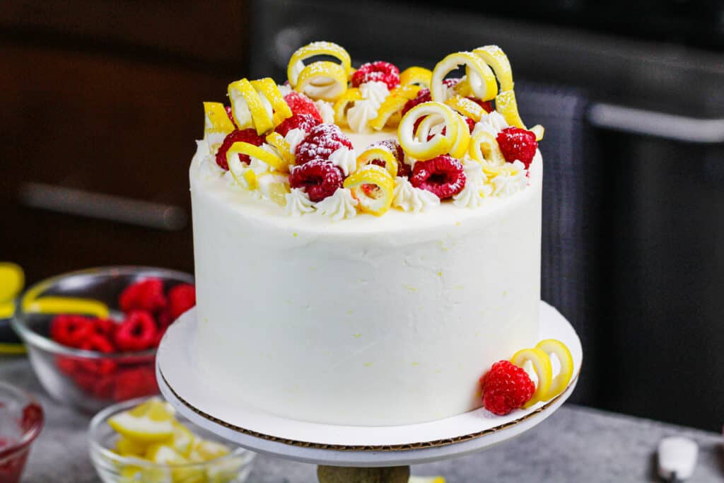 新鲜柠檬和覆盆子蛋糕的图像