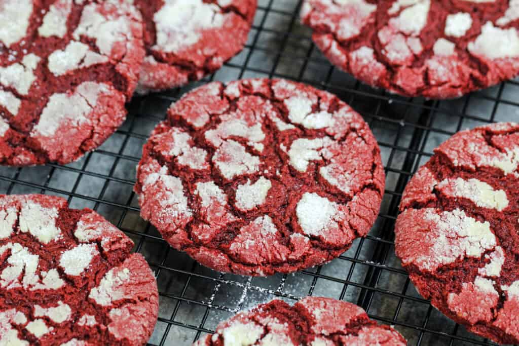 红色天鹅绒曲奇饼干的形象，从零开始，冷却在铁丝架上