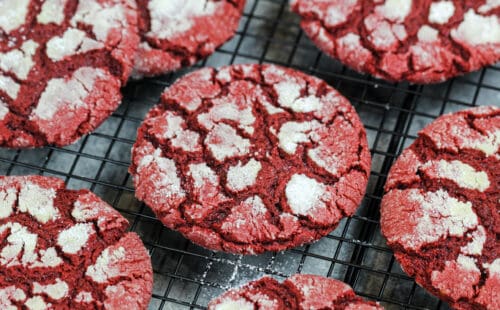 由抓痕冷却的红色天鹅绒绉纱曲奇饼的图象在导线架子