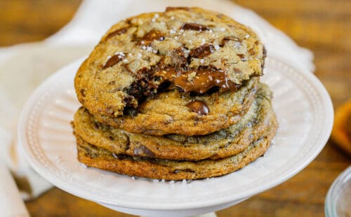 棕色黄油nutella巧克力曲奇饼的图象在与上面曲奇饼的堆的曲奇饼咬住了显示温暖，熔化nutella