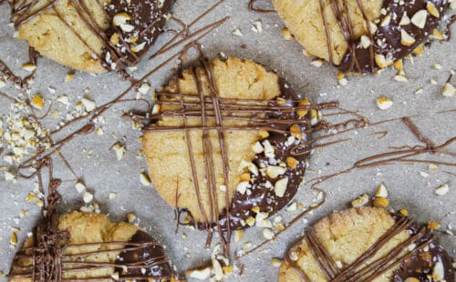 巧克力浸渍的花生酱曲奇饼的图象装饰用毛毛雨巧克力