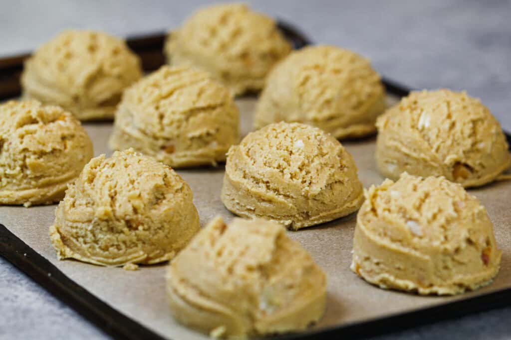 花生酱饼干面团的形象并准备冷冻烤之前抢先一步