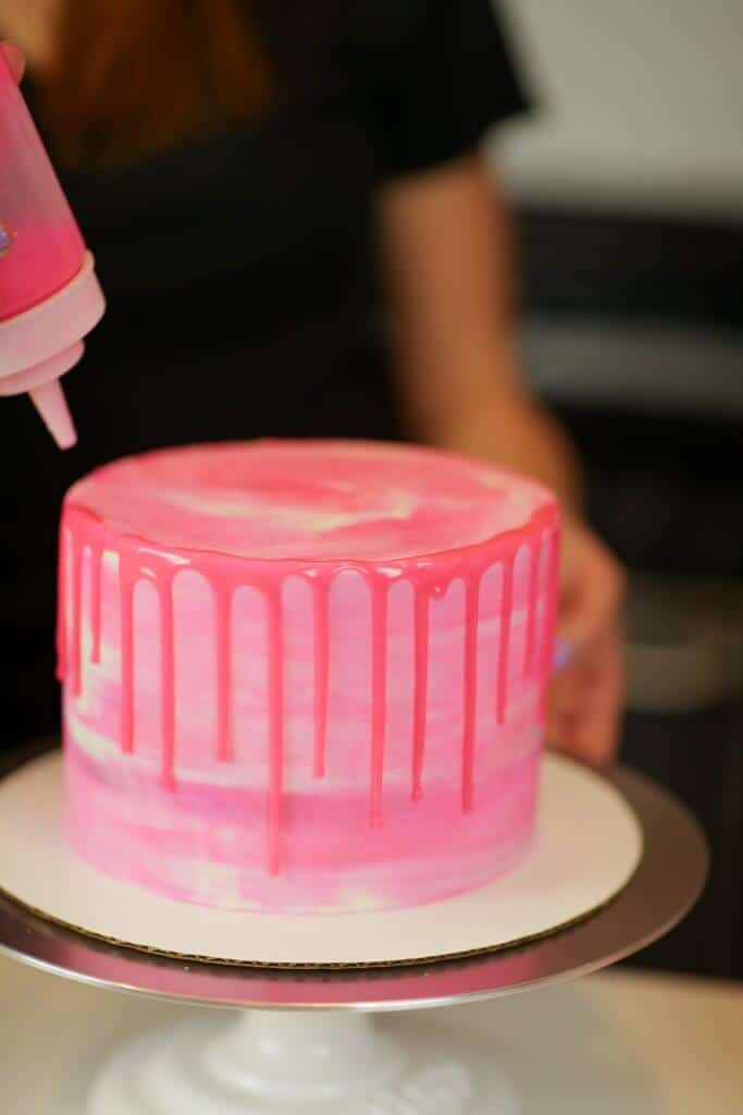 粉红色滴蛋糕的图像