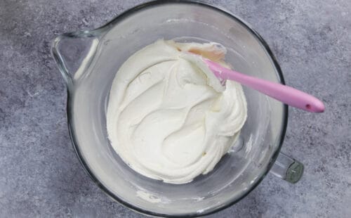 光滑的乳制品自由buttercream果冻在碗的图象