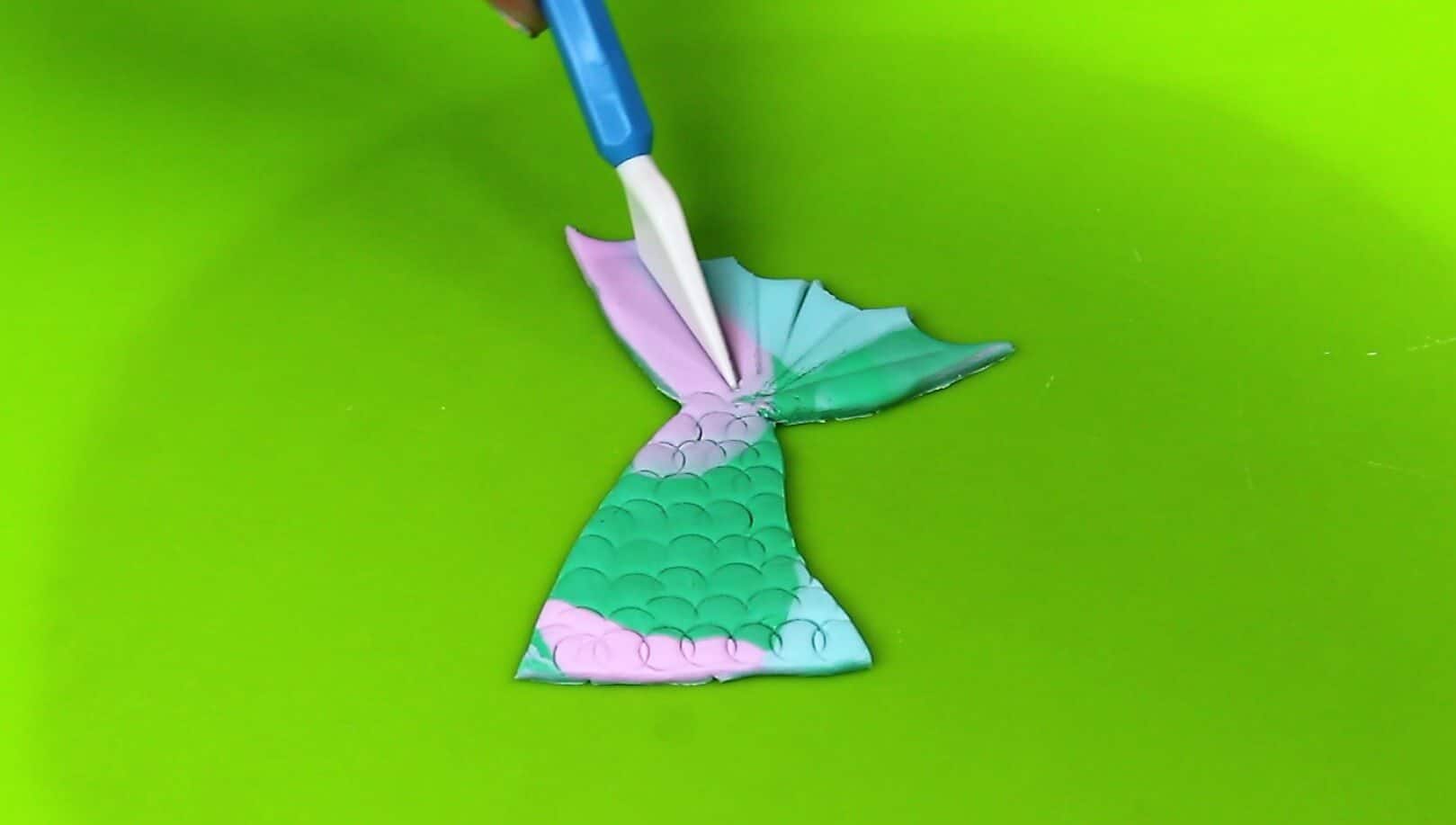 美人鱼尾巴蛋糕，花式洒翻糖制作的尾巴