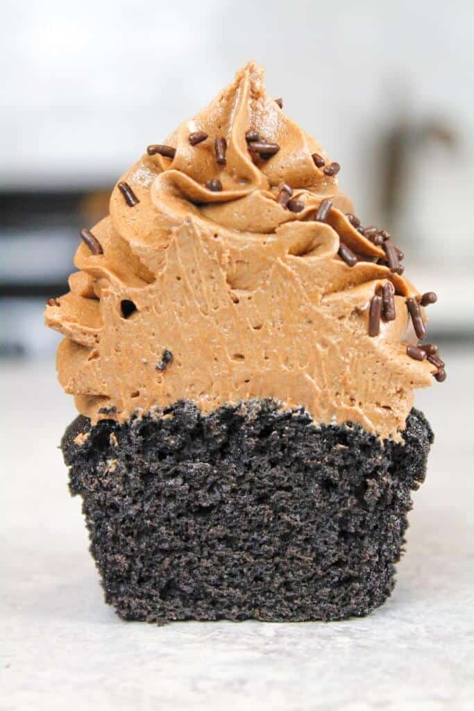 我的潮湿巧克力纸杯蛋糕食谱的里面的照片