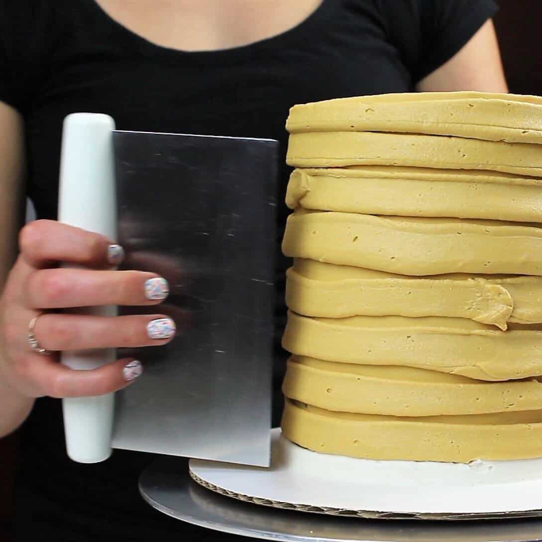 抚平我的啤酒杯蛋糕的边缘