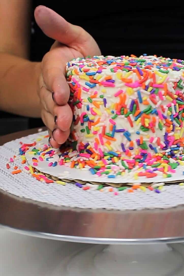 微小funfetti粉碎蛋糕，铺上洒