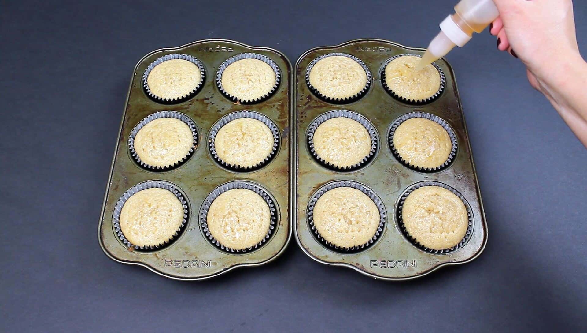 想象一下，在我的火球杯形蛋糕上加入简单的糖浆