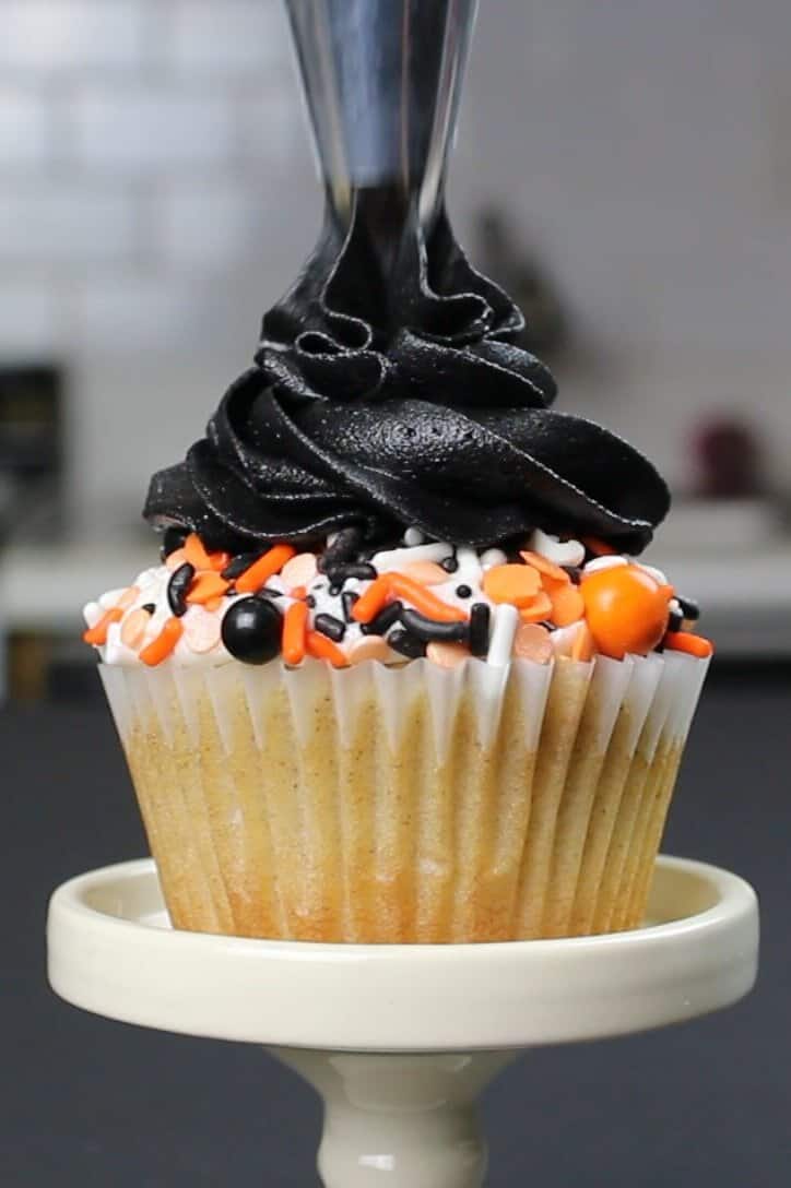 将黑色奶油管在万圣节蛋糕上