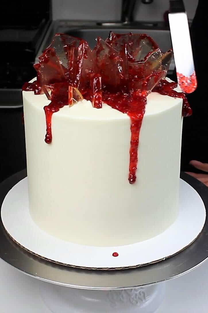 摘心食用草莓果酱血这个破碎的玻璃蛋糕的照片