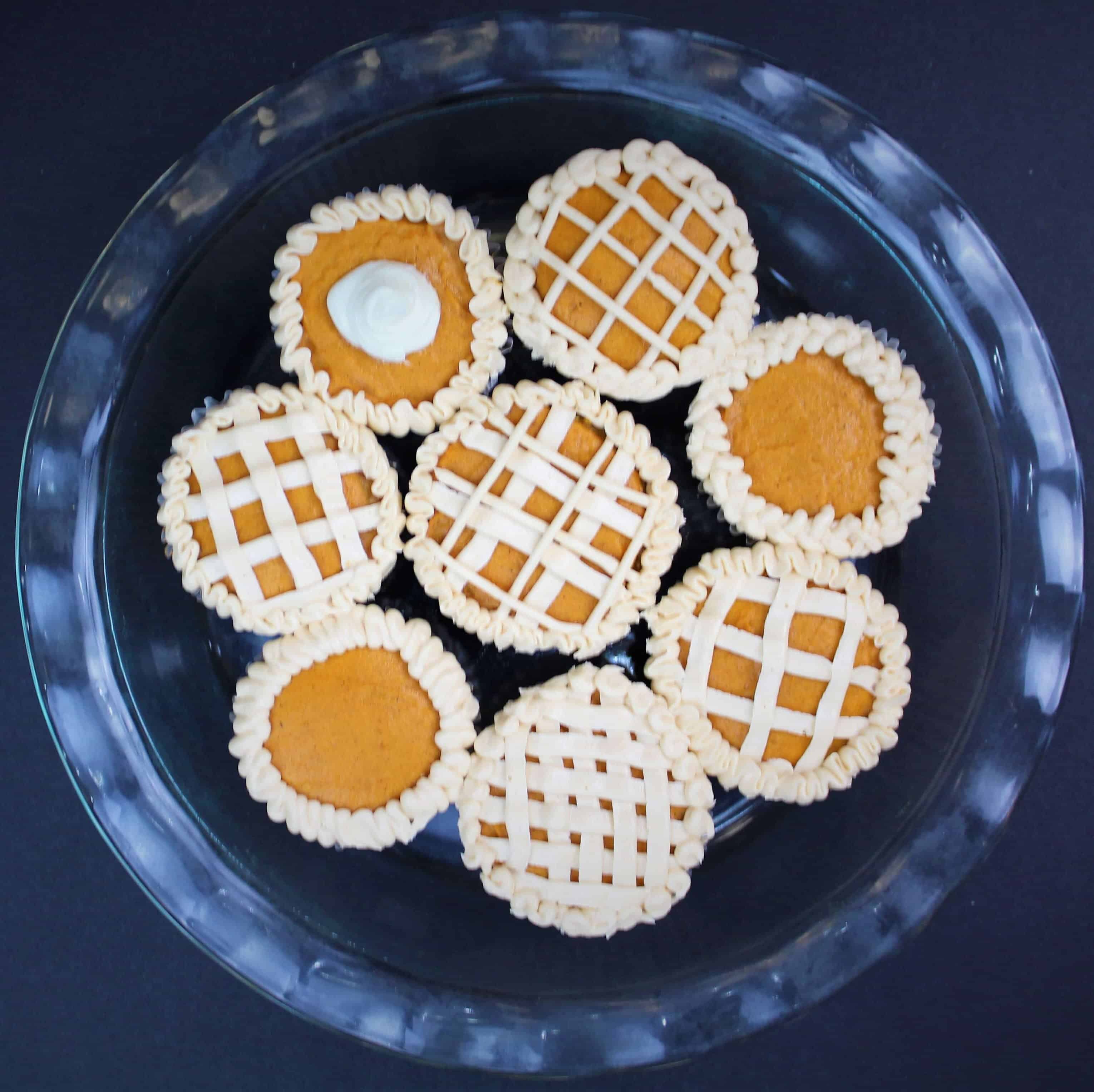 最可爱的南瓜饼杯形蛋糕的照片，装饰用buttercream结霜看起来像饼壳