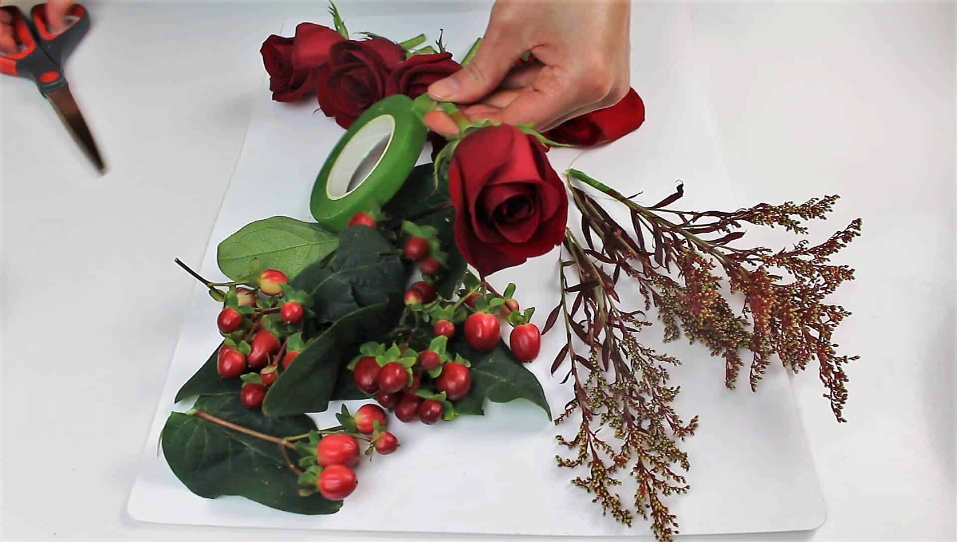 包装与花花的茎带的照片