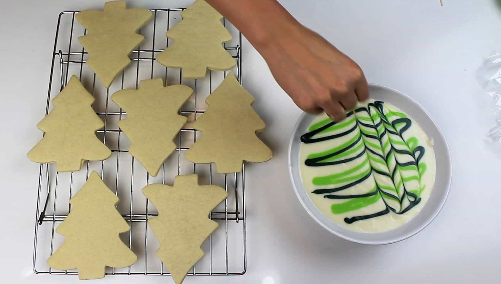 大理石花纹的皇家糖衣，用来做大理石花纹的糖饼干