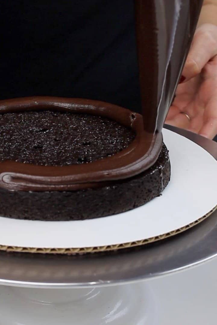 管道伽纳彻的板到巧克力蛋糕的图像