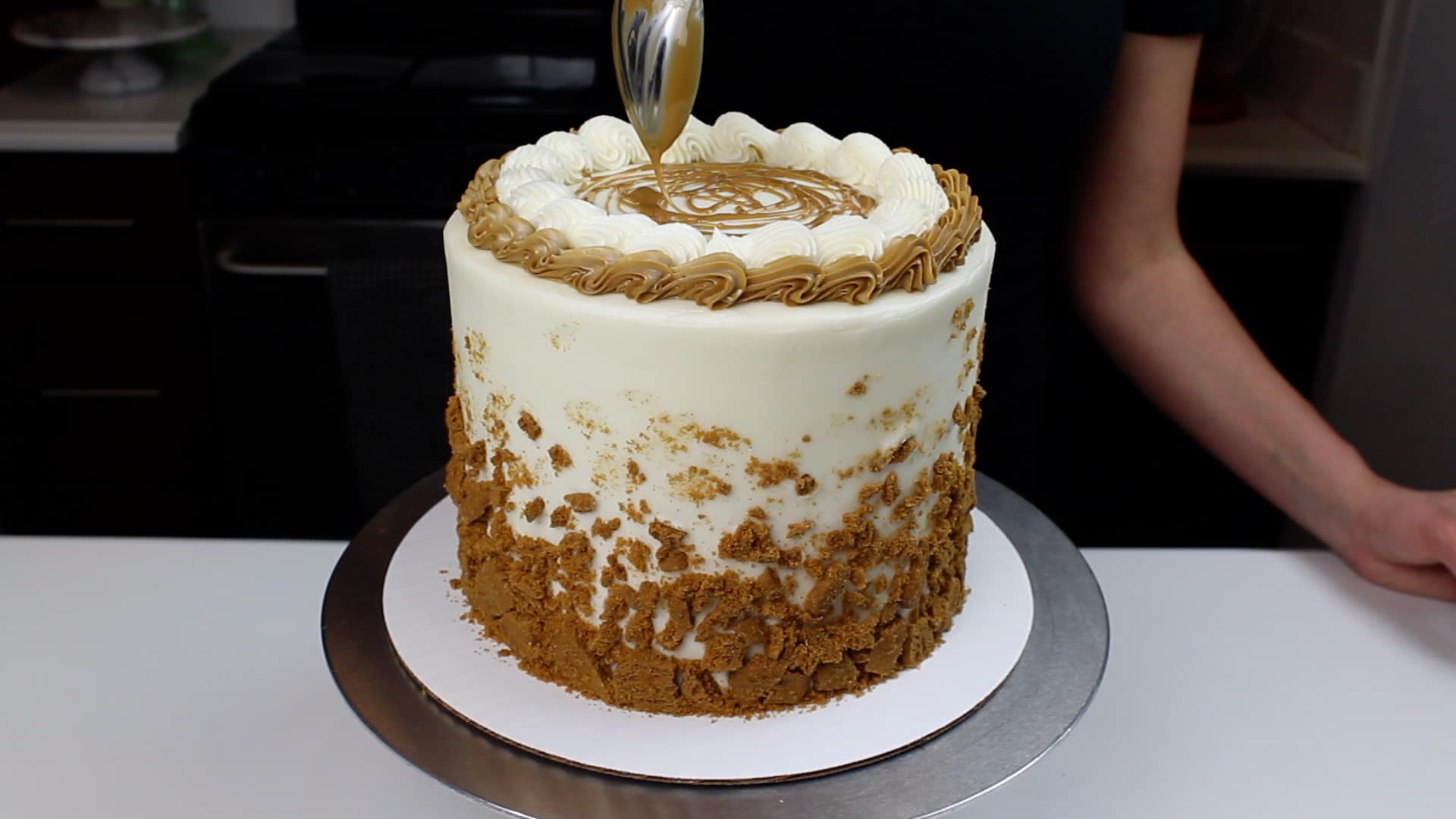 adding drizzle to top of cookie butter cake blog