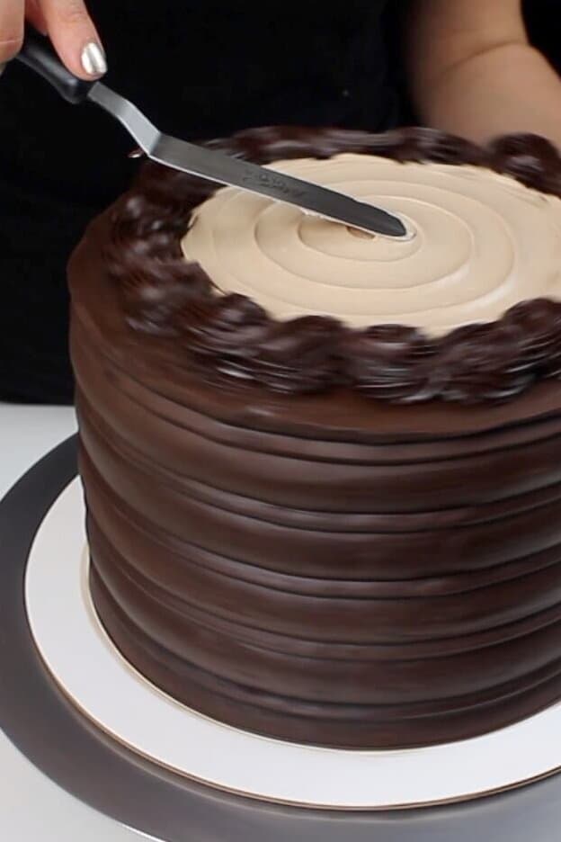 添加馅料的母亲节蛋糕