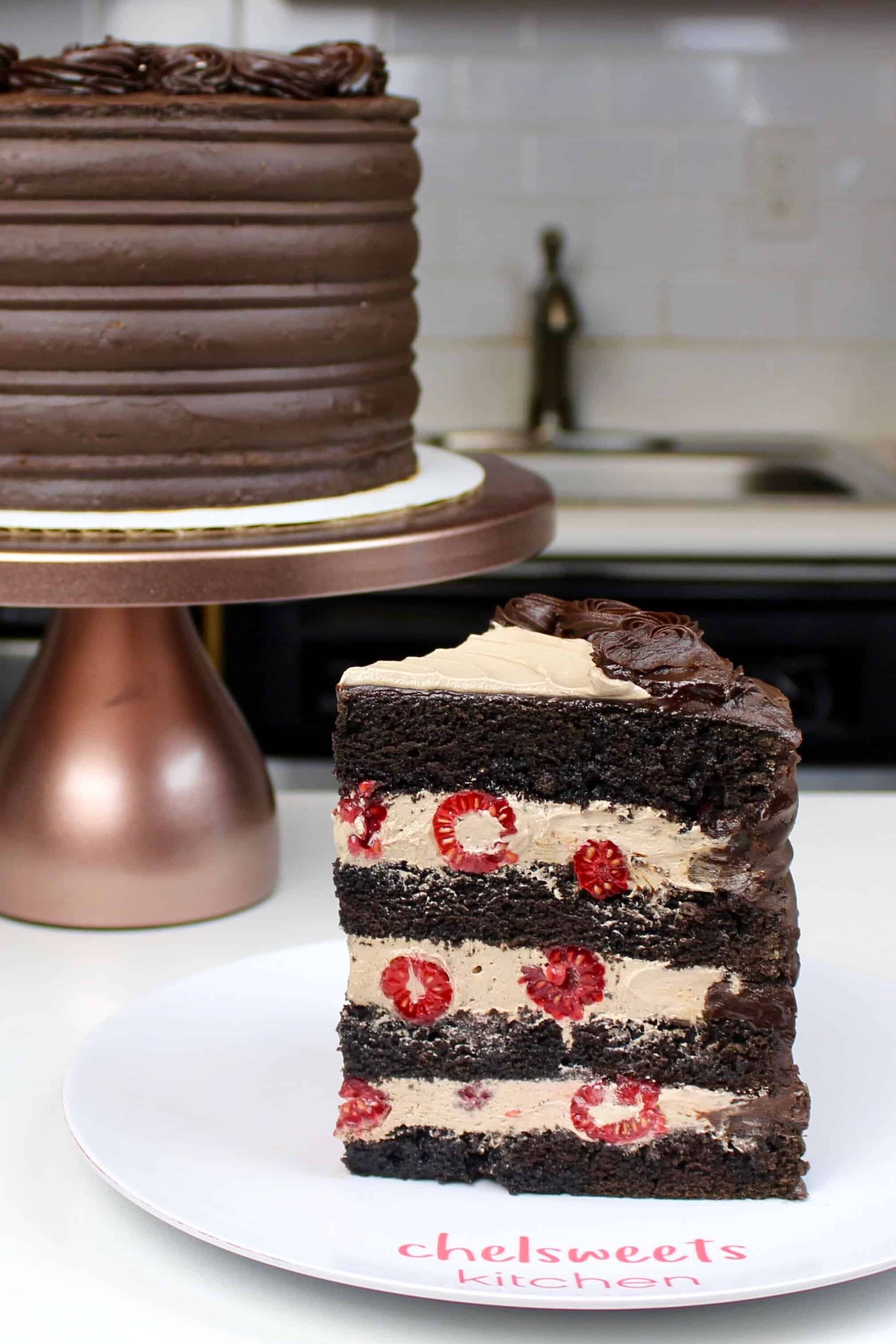 这是一块巧克力覆盆子蛋糕