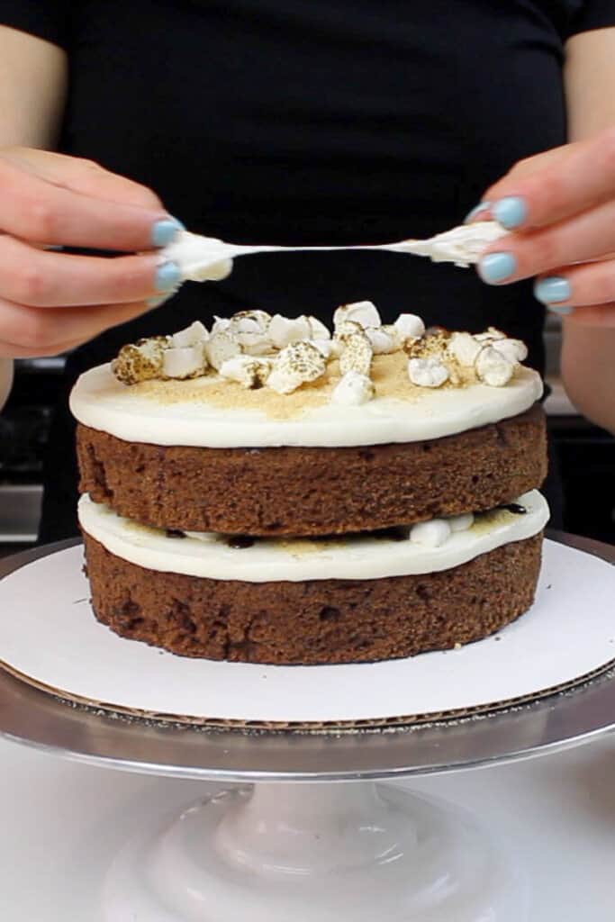 加入烤棉花糖到smores滴蛋糕