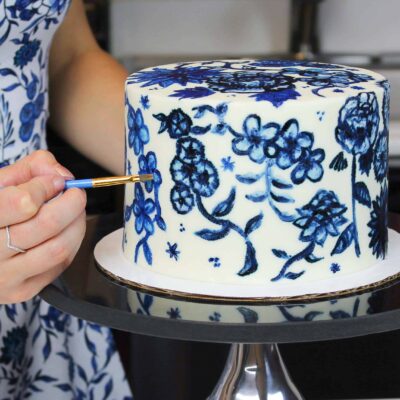 这是一个彩绘奶油蛋糕，使用的是由凝胶食用色素和酒制成的可食用颜料