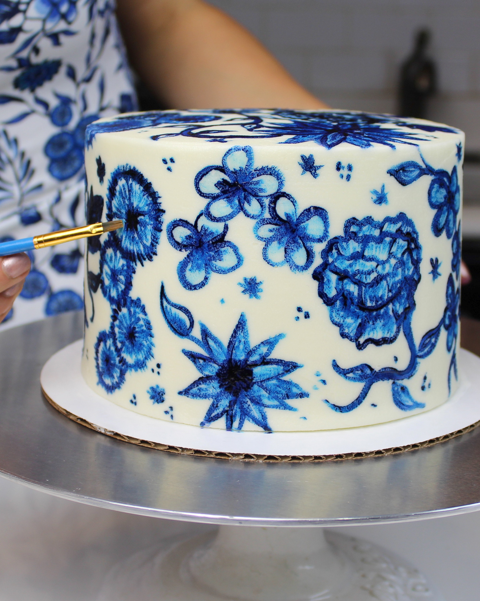 用凝胶食品着色和伏特加酒制成可食用的油漆的油漆奶油蛋糕的图像