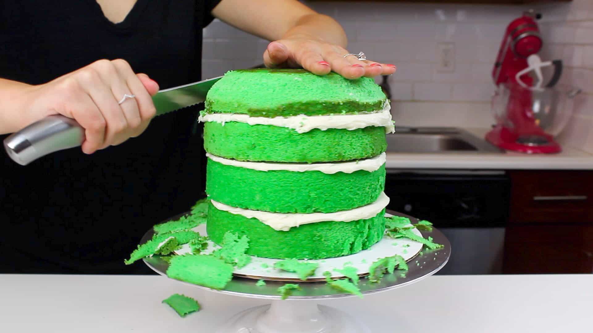 修剪蛋糕的最上面一层