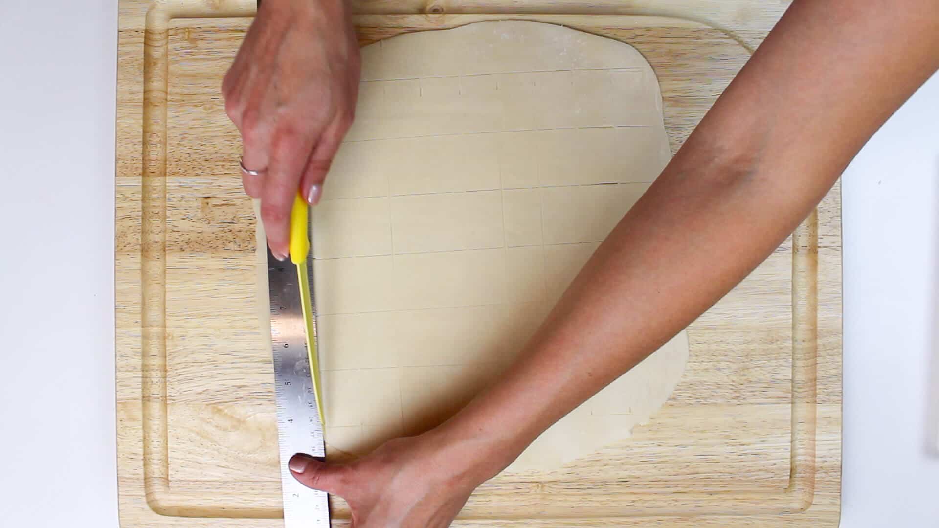 在面团上添加线条