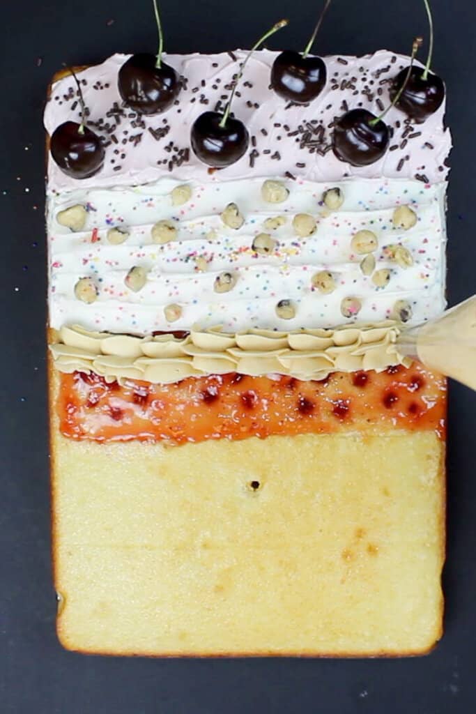 管道花生酱糖霜在PB和J部分我的蛋糕