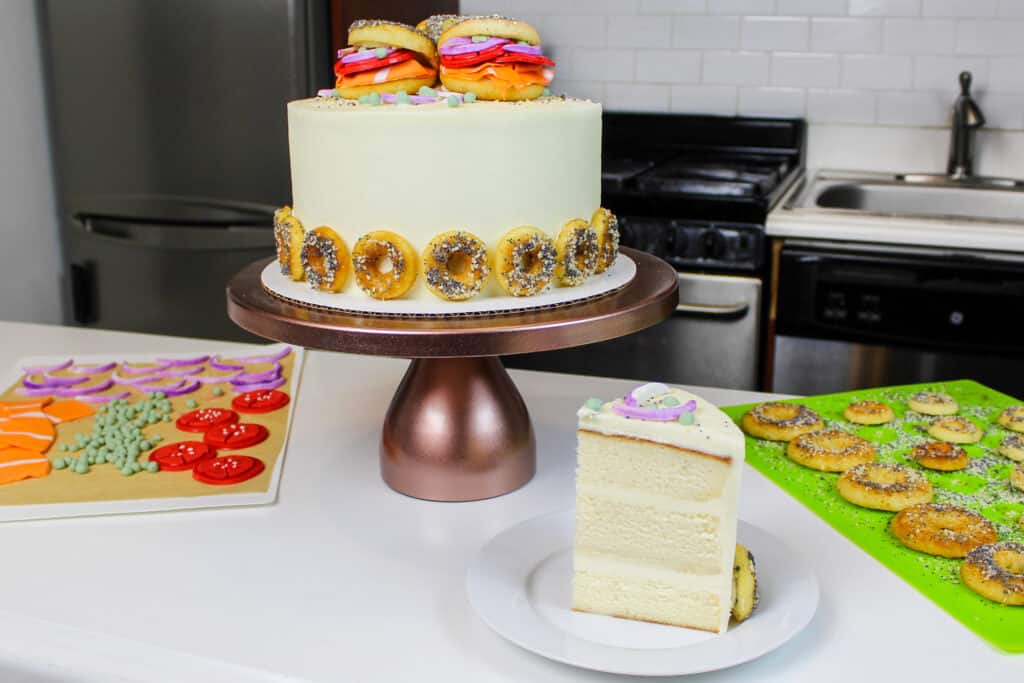 用奶油芝士糖霜做成的百吉饼，并用甜甜圈做成的最可爱的小甜点百吉饼来装饰