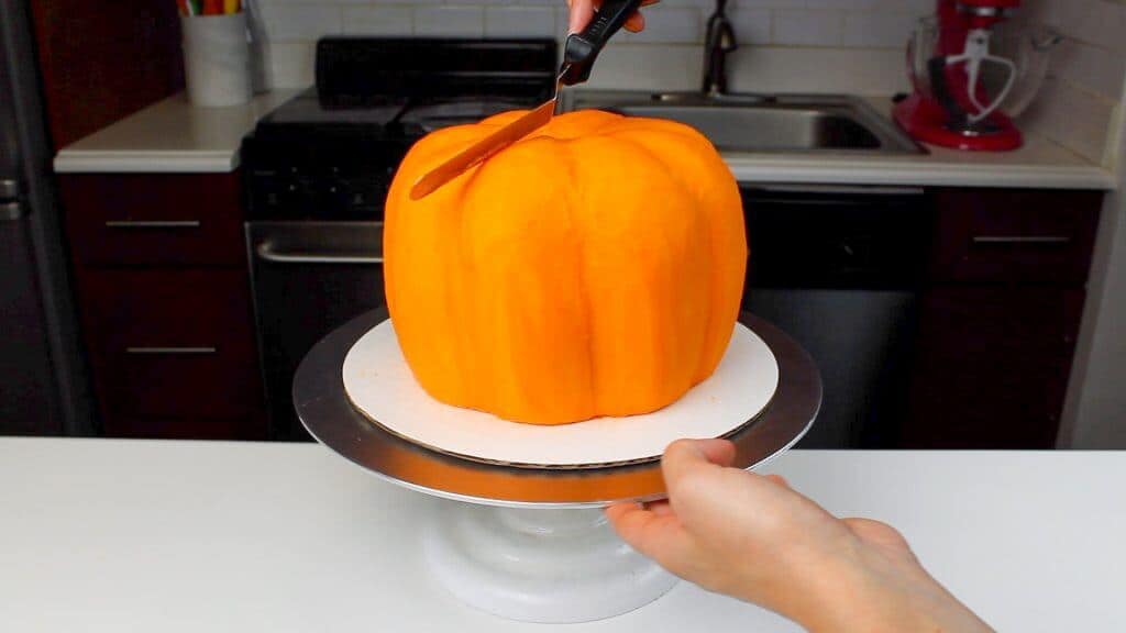 平滑奶油的图像投影到南瓜形蛋糕