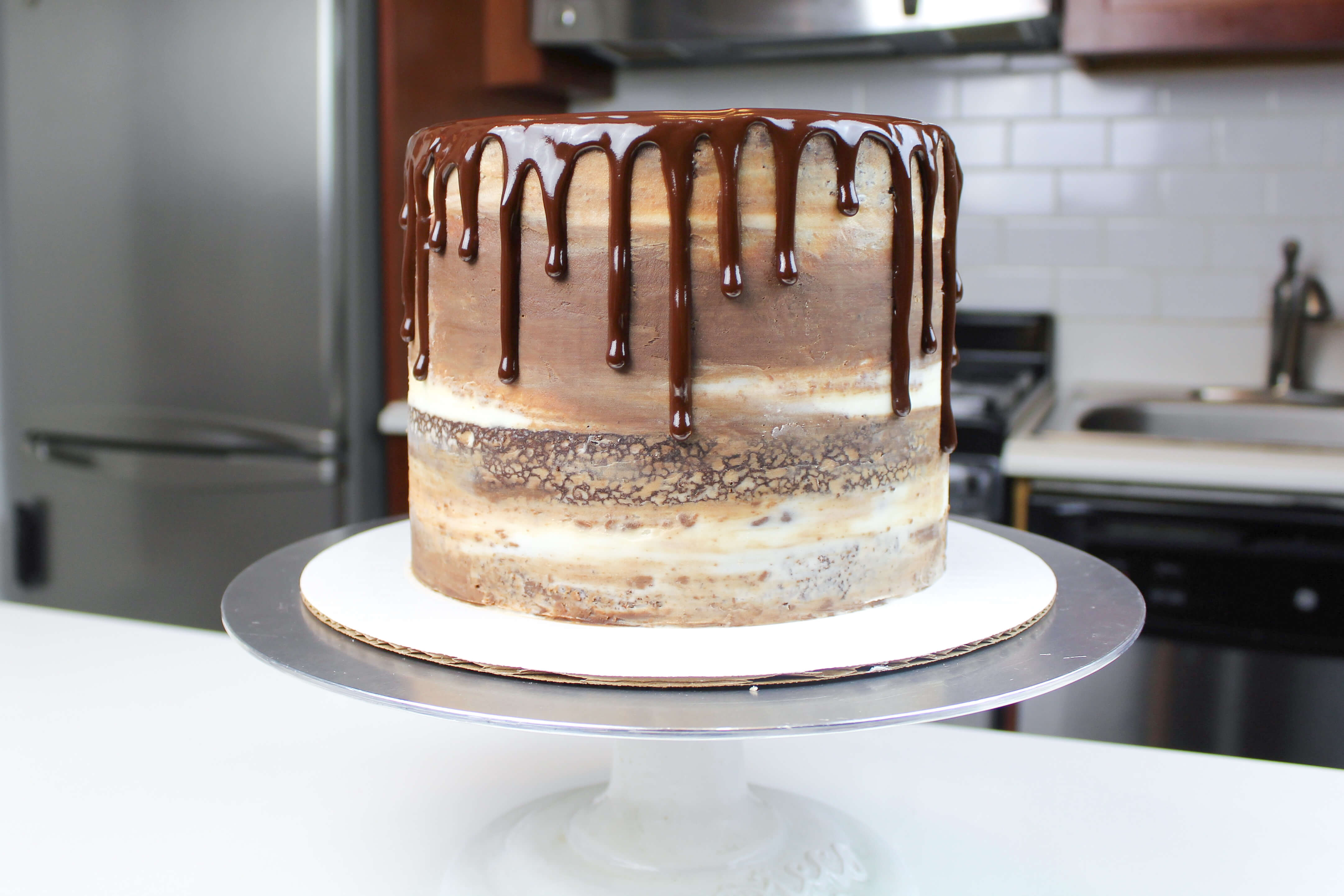 滴在热可可蛋糕上