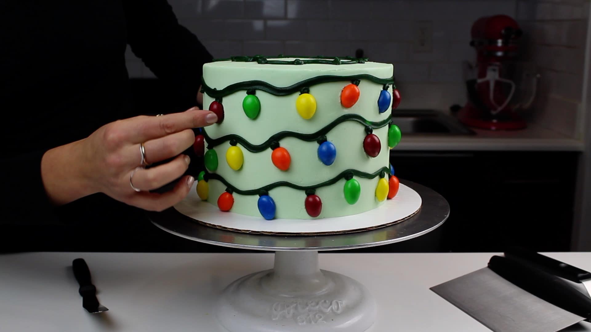 加入杏仁M＆M巧克力蛋糕看起来像圣诞灯图片