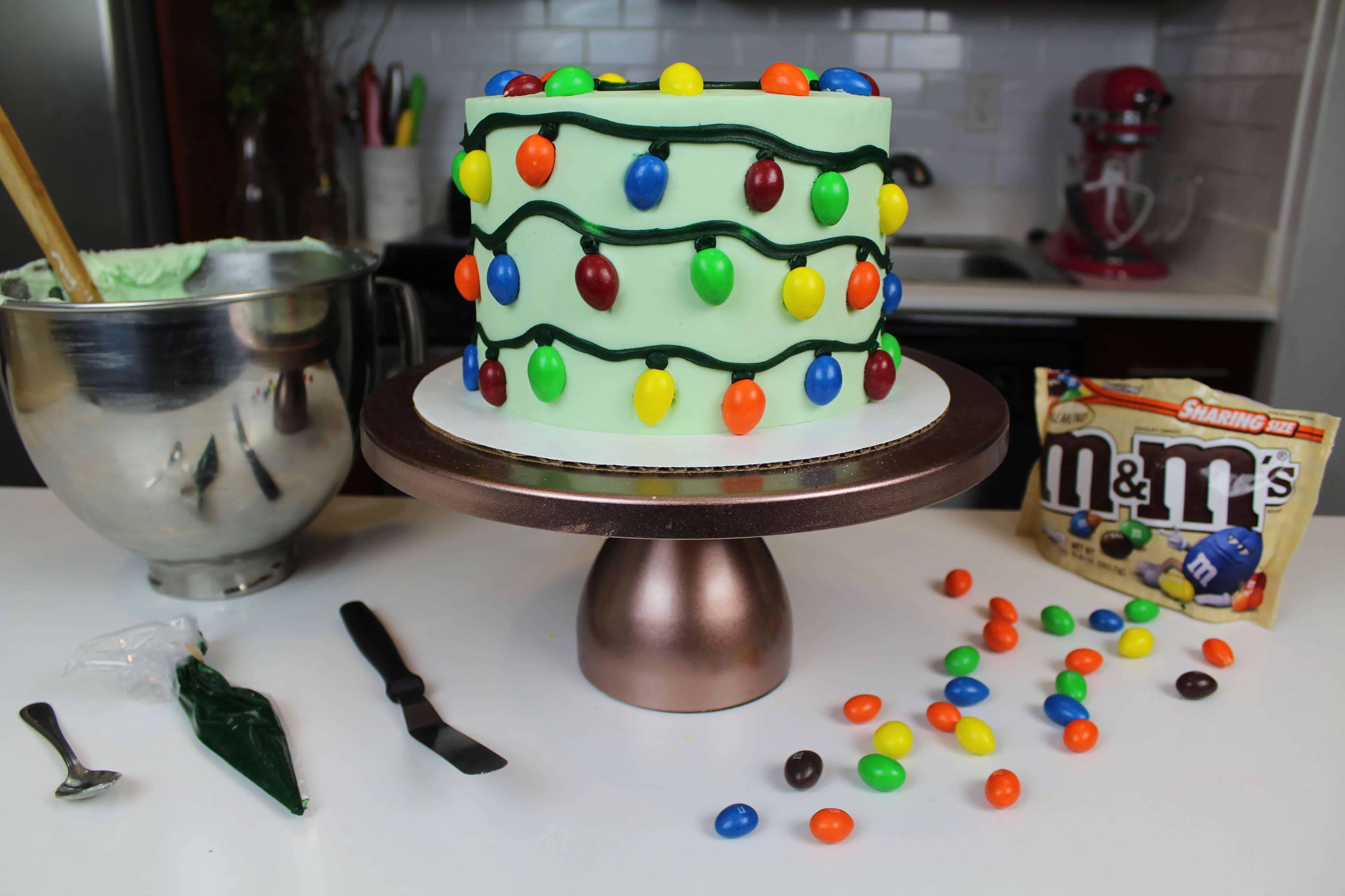 易和可爱的圣诞蛋糕的设计，装饰有杏仁M＆M巧克力，看起来像圣诞灯饰图片