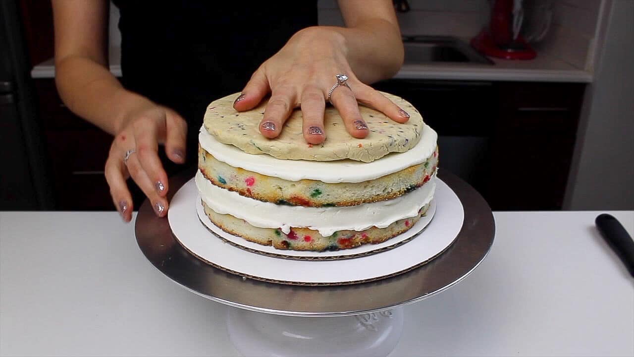 加入饼干面团盘