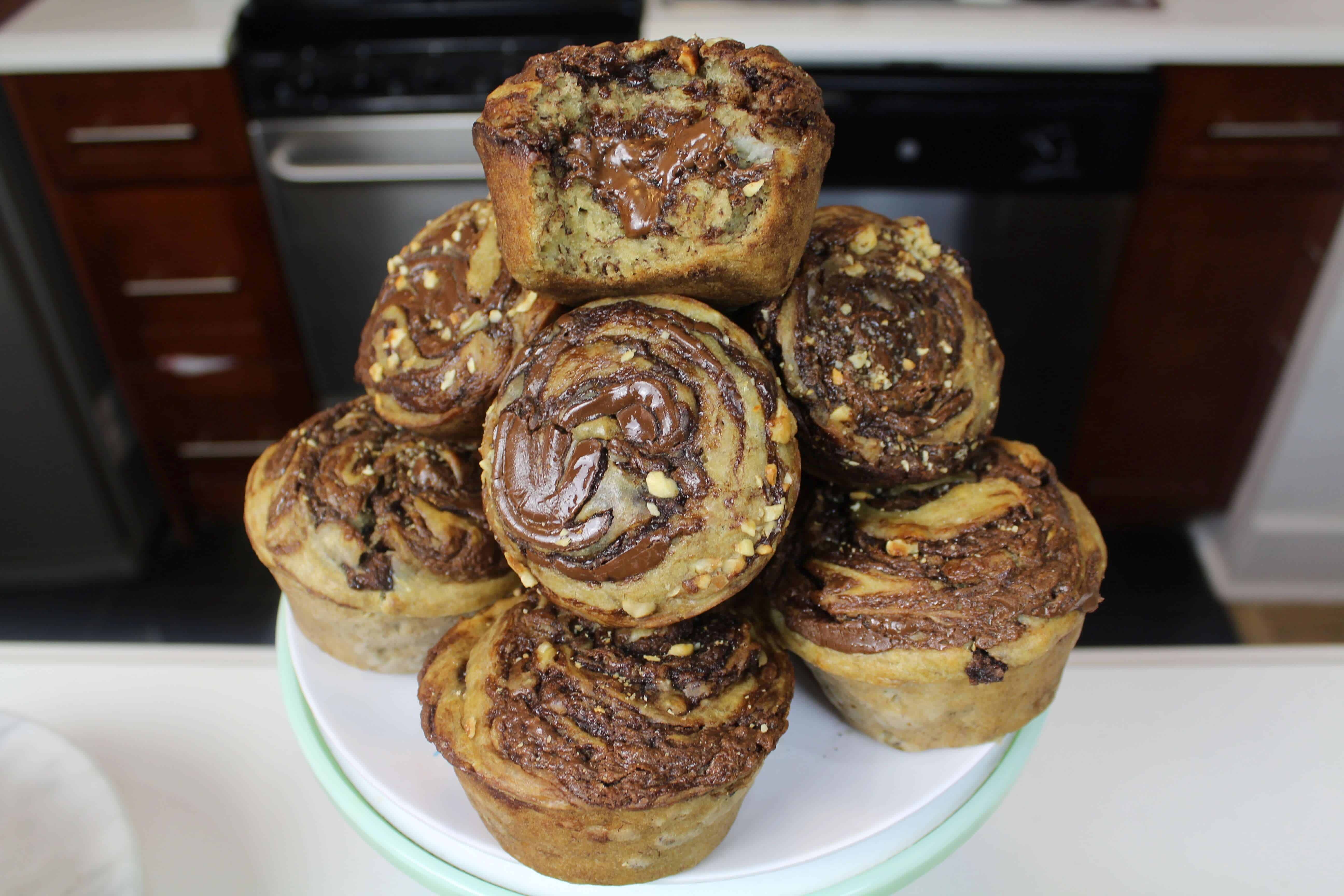 在板材堆积的香蕉坚果松饼的图象