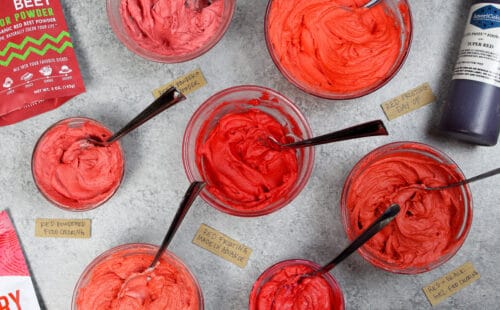 用不同的类型食物着色，红色粉末食品着色和自然食物象色等甜菜粉末做的红色buttercream的图象