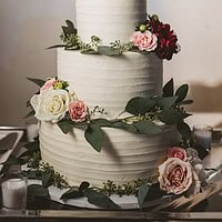 图像的一个婚礼蛋糕大小的使用指南确定有多少份蛋糕部分和需要做什么尺寸的蛋糕