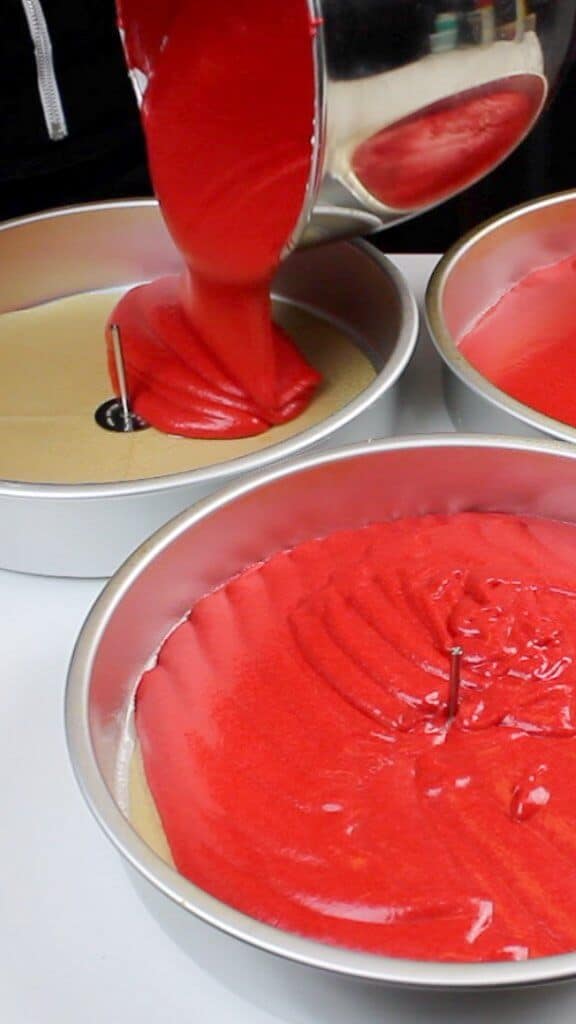 向12英寸的蛋糕平底锅中加入蛋糕面糊，做成分层蛋糕