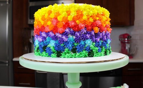 彩色奶油蛋糕的图像