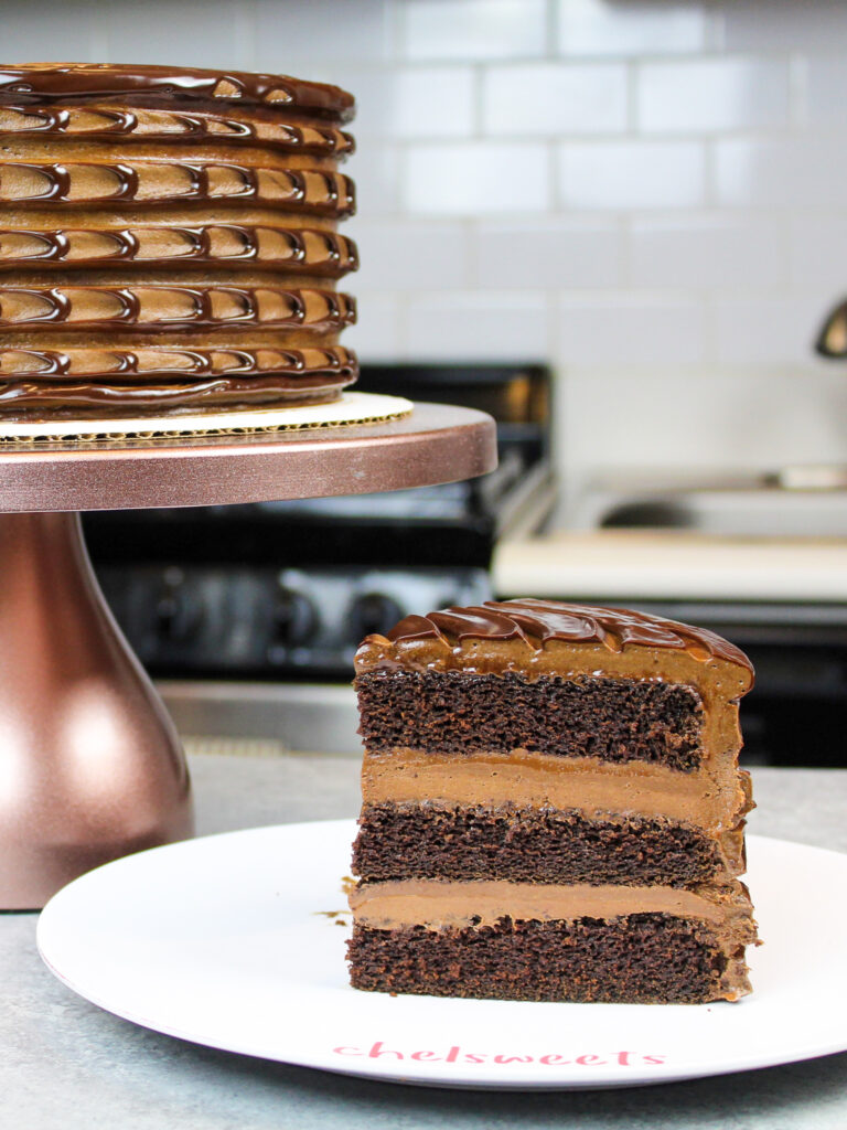 一片的形象百利酒巧克力蛋糕在盘子里